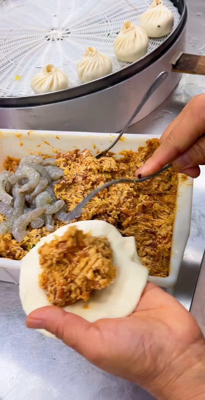 鲜肉虾仁大包子这样包你学会了吗