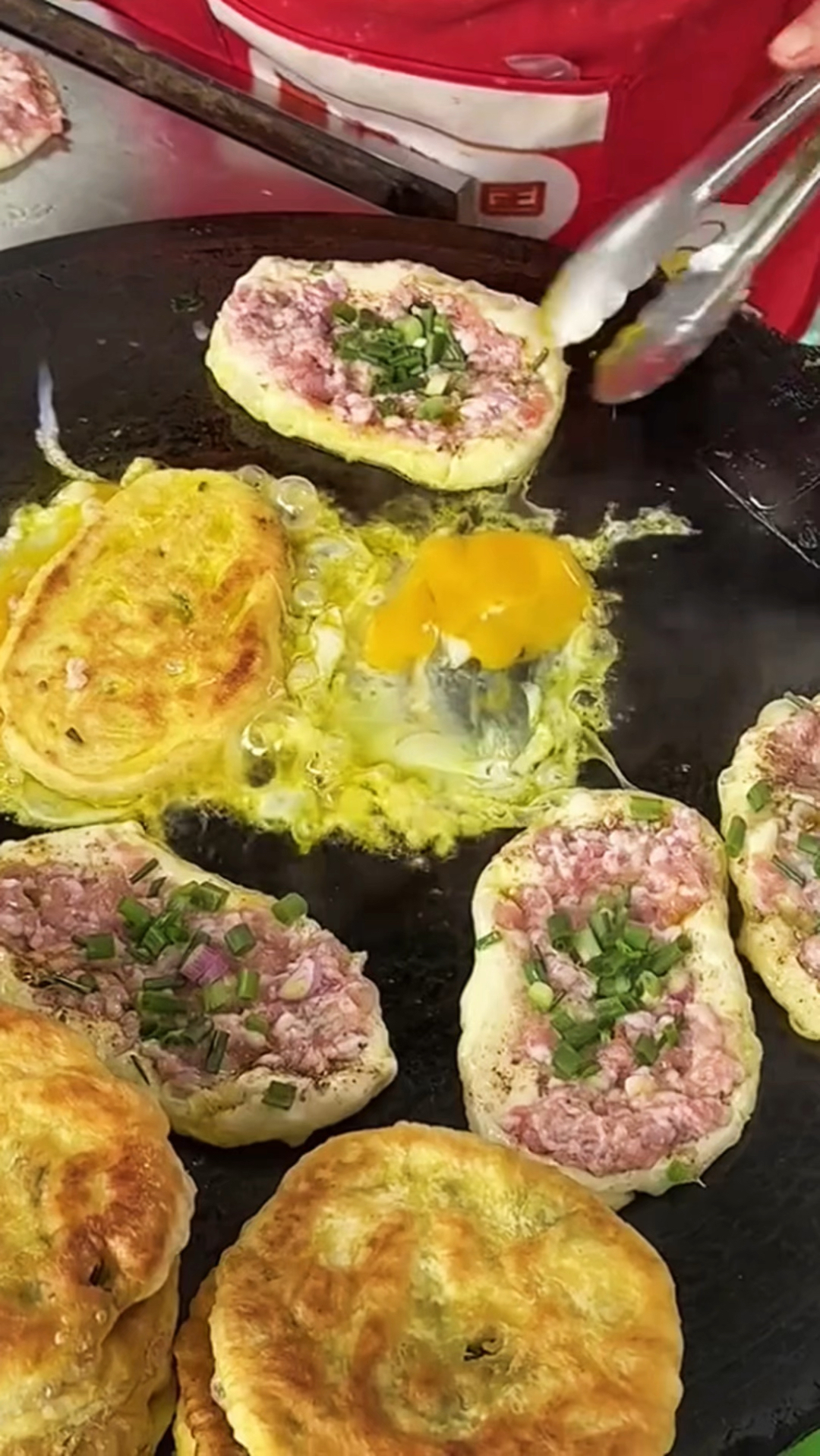 制作鸡蛋肉饼