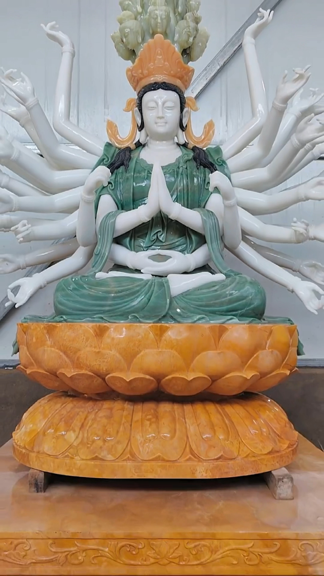 坐像石雕千手观音
