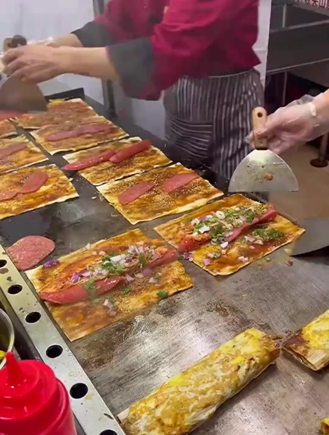 东北小吃街都有什么,烤冷面,臭豆腐,锅包肉,炒焖子,炸串