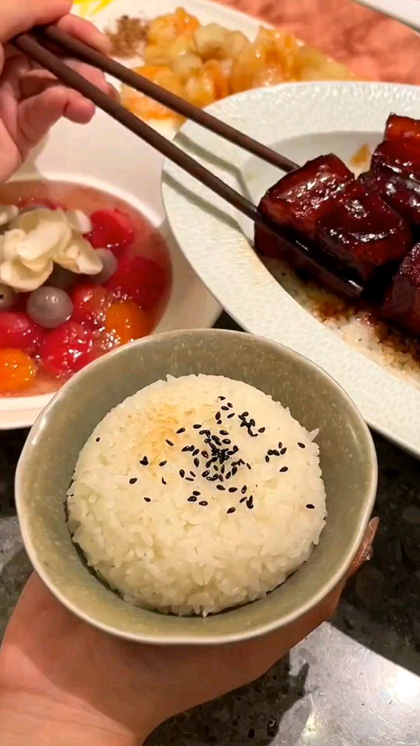 夜宵简单吃点红烧肉拌饭