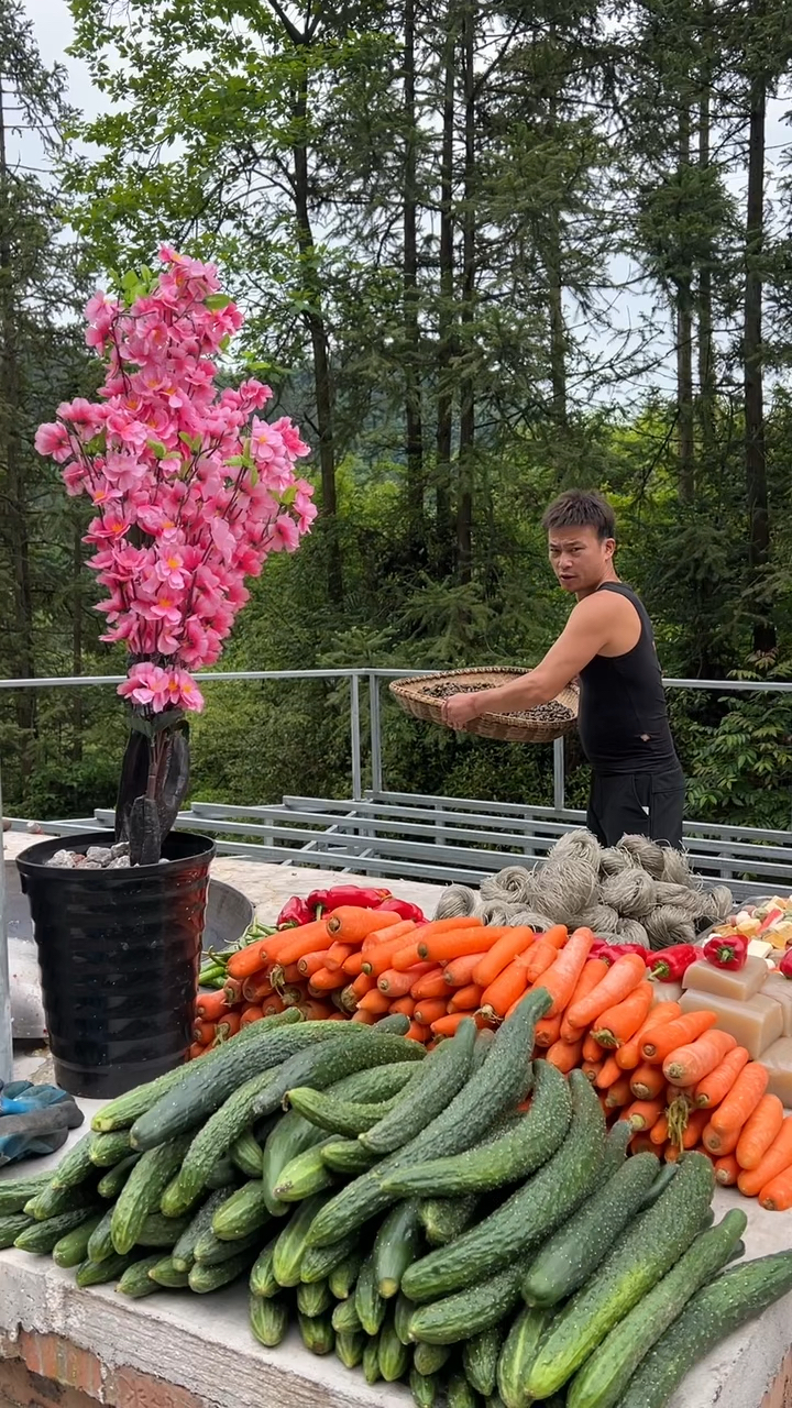 大锅炒菜八哥最爱,田螺炒魔芋豆腐,你们喜欢吗?