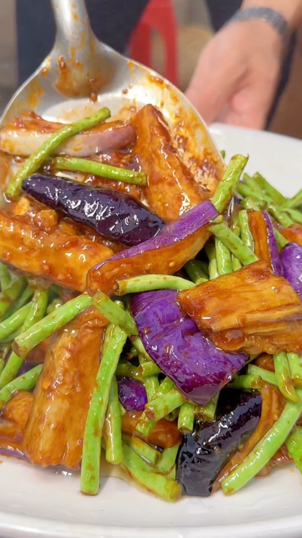 几老表,今天吃的热闹,爆炒五花肉,豇豆炒茄子,都是下饭菜!