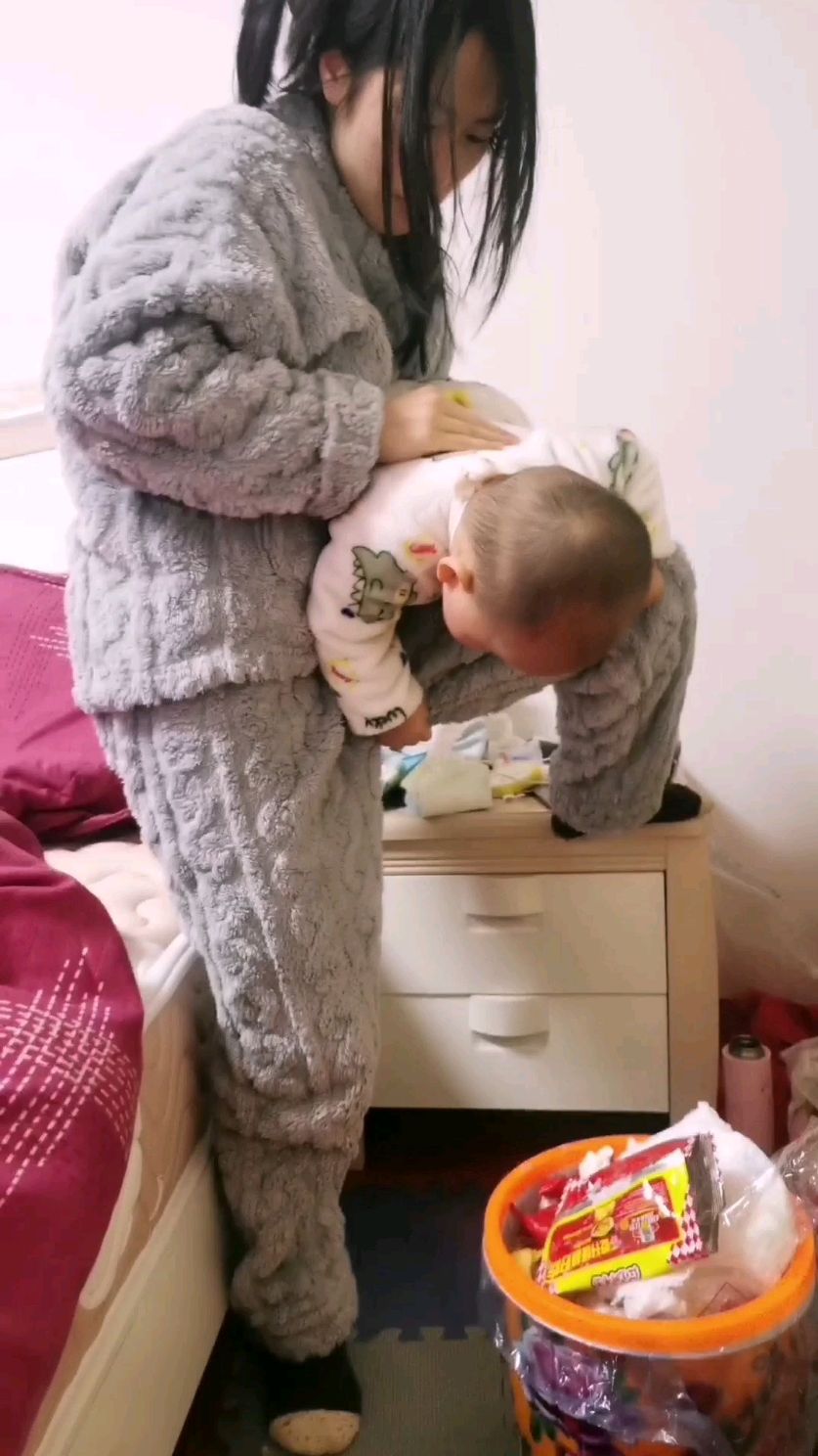 十二个月宝宝吃了蛋糕和火龙果,半夜疯狂呕吐,爸妈被吓的不轻