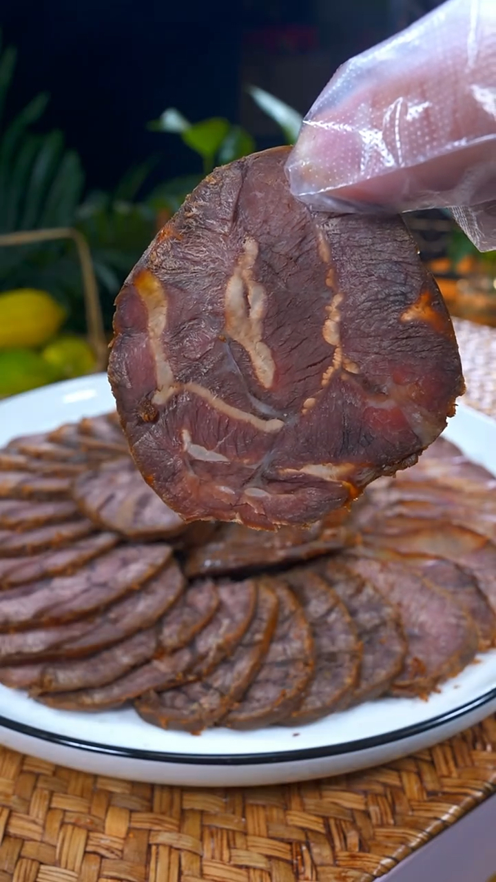 每隔一段时间我都会多做一点酱牛肉,不管是下面条还是做凉拌都特别好吃。