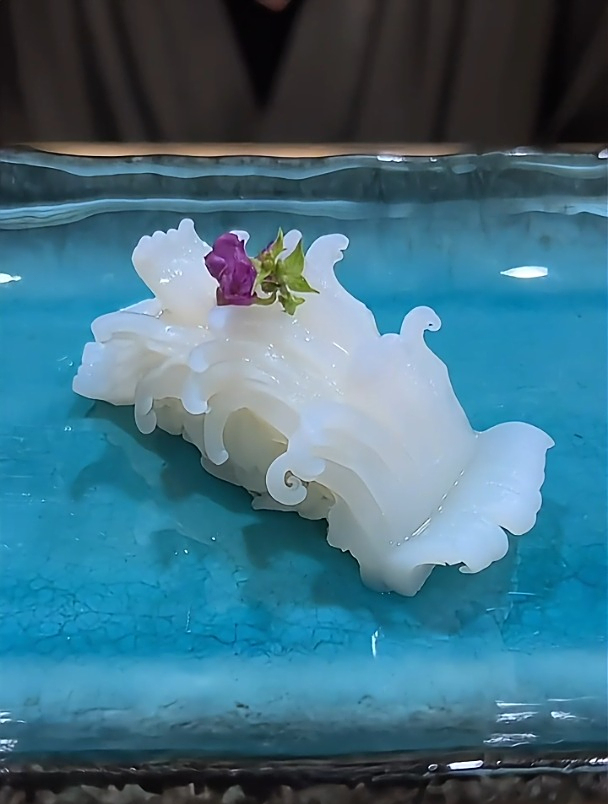 趣味日系料理:教你制作鱿鱼手握寿司的秘籍