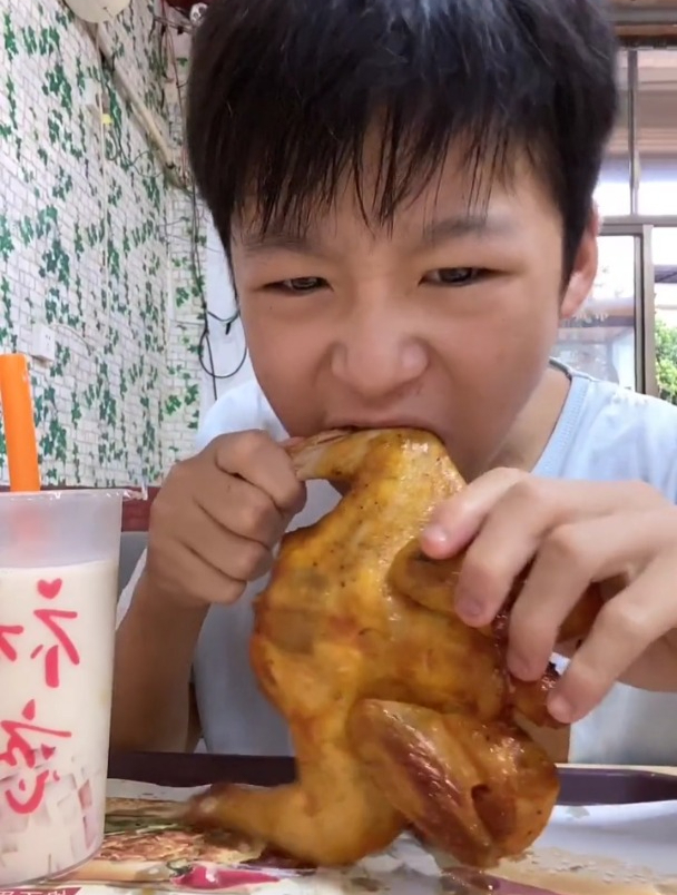 放学到镇上吃个烤鸡
