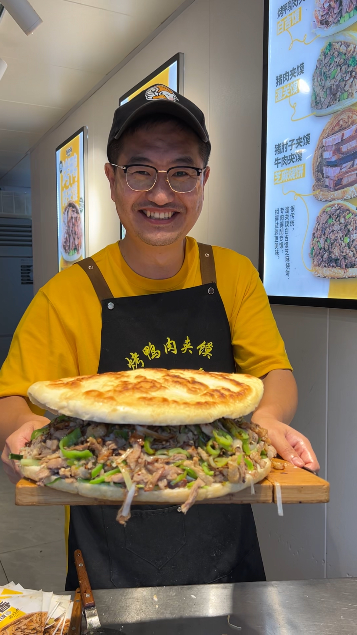 青岛小伙卖肉夹馍,9块9一个夹三两肉,旺季日卖500个,牛!