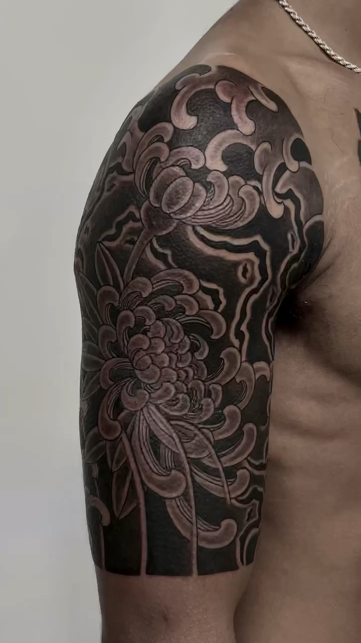北京纹身/男生大臂老传统菊花纹身