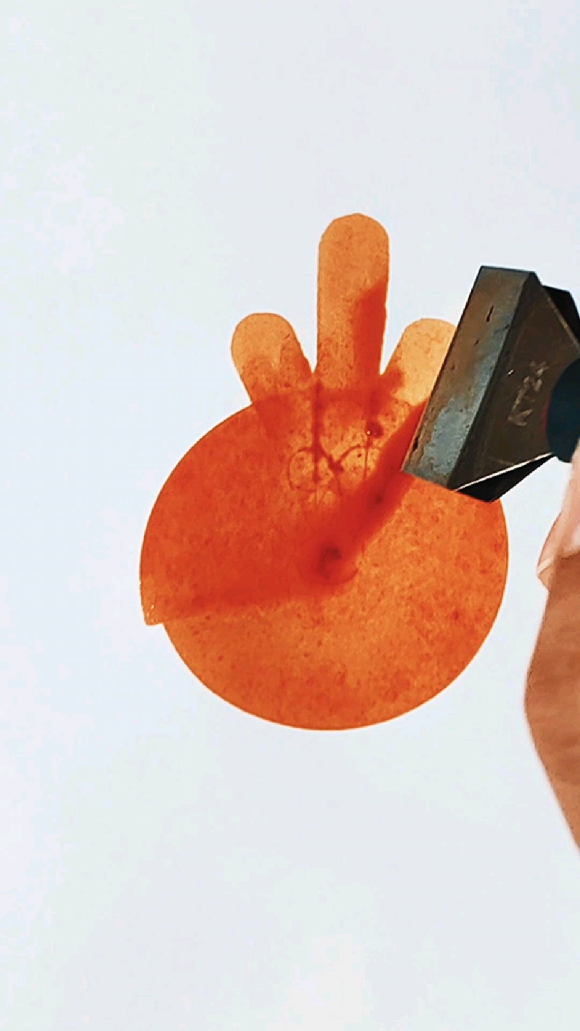 手绘一个橙色的鸡头