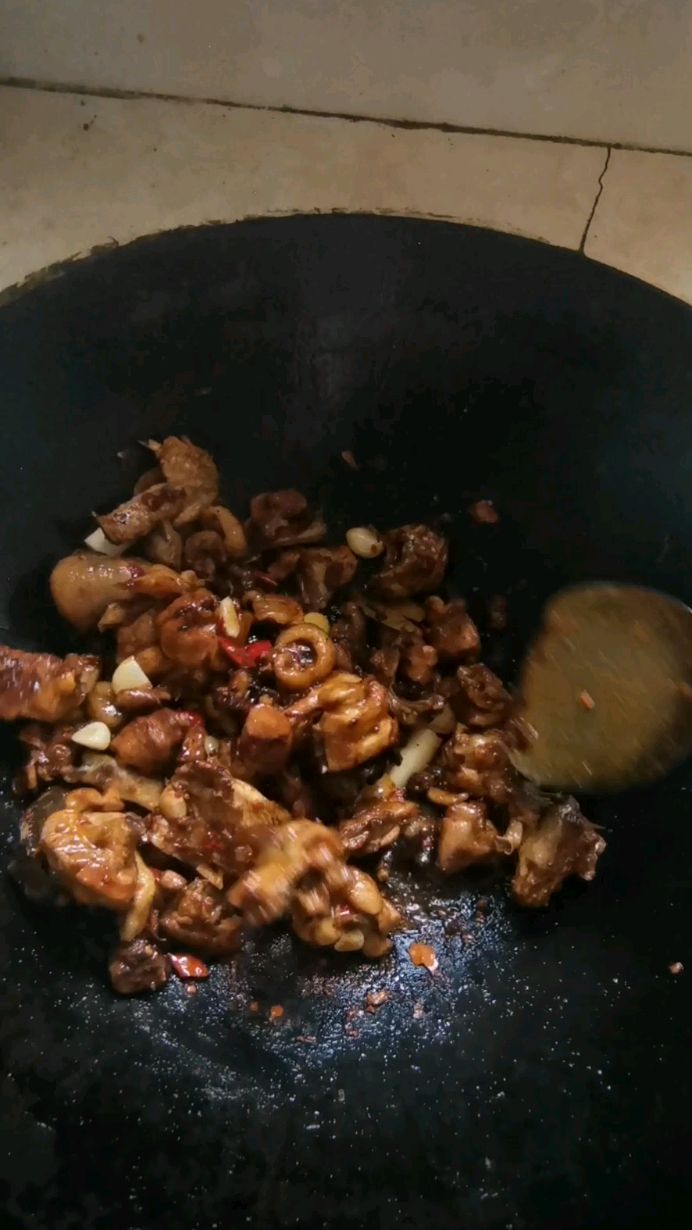 农村土灶铁锅炖小鸡,味道嘎嘎香!