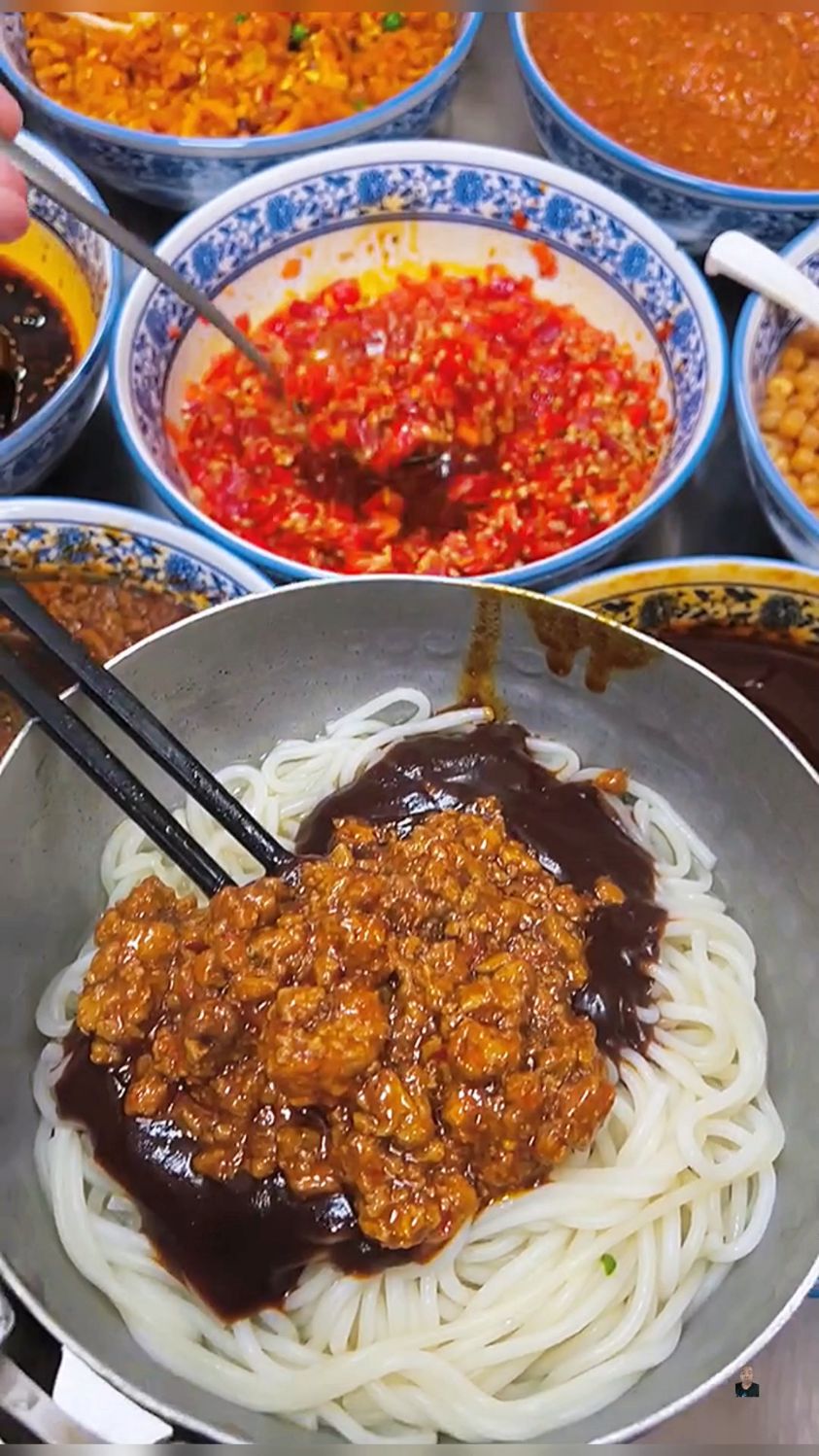 美味炸酱面配菜真多