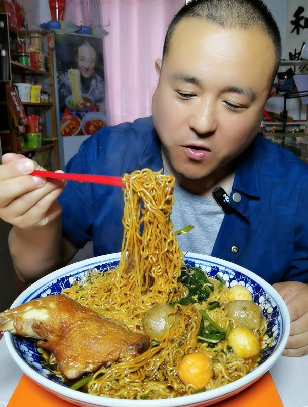 今天吃个方便面哈哈简单好吃,配这大鸡腿美得很