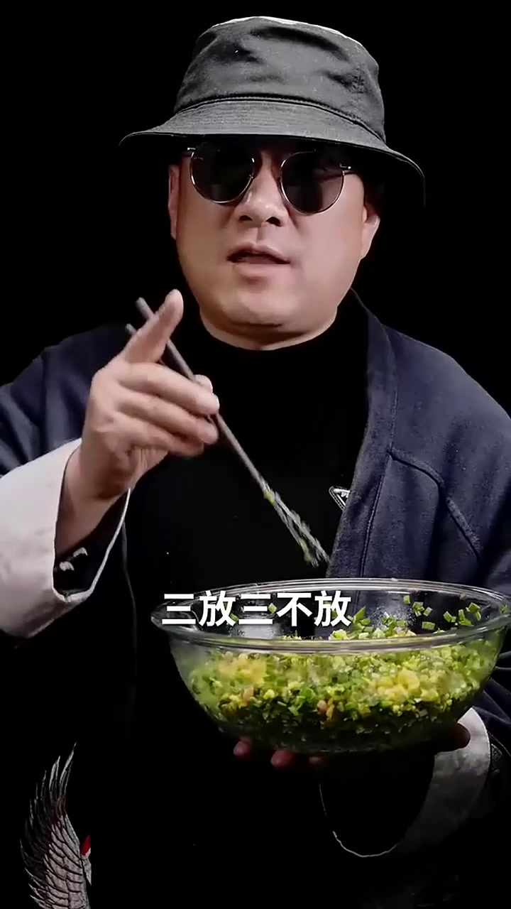 韭菜鸡蛋馅儿饺子,怎么做才能不出水,吃着不烧心?两招搞定!