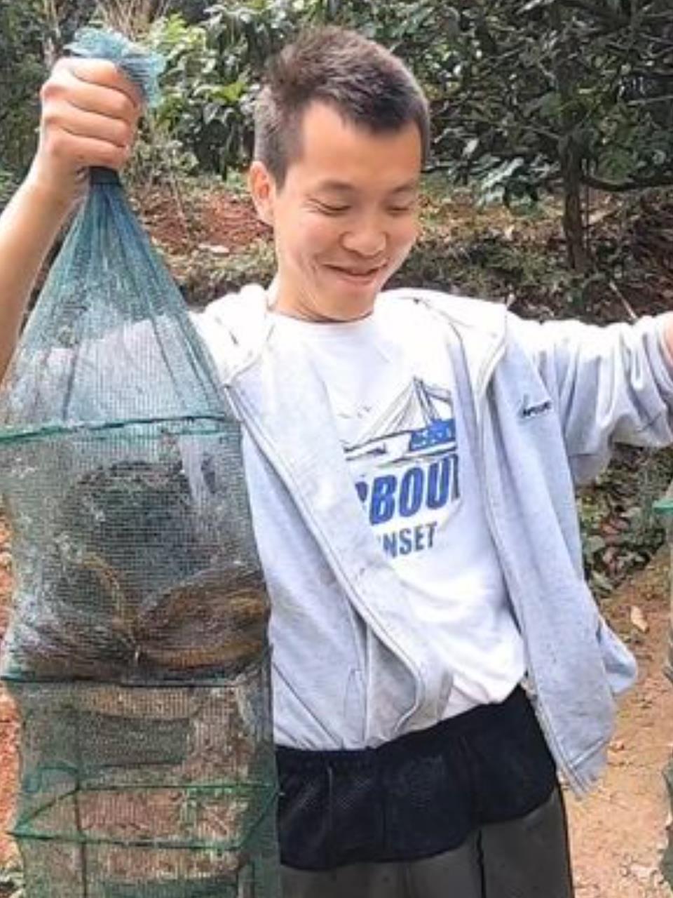 小毛与桃子PK收网,谁收获更丰富?黄鳝、螃蟹、龙虾一网打尽!2