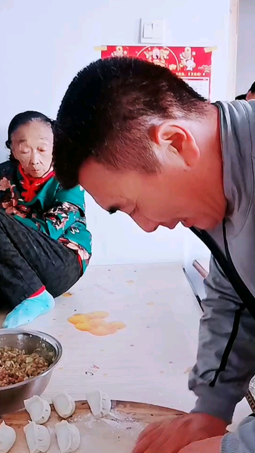 今天晚上包饺子吃,芹菜牛肉馅的