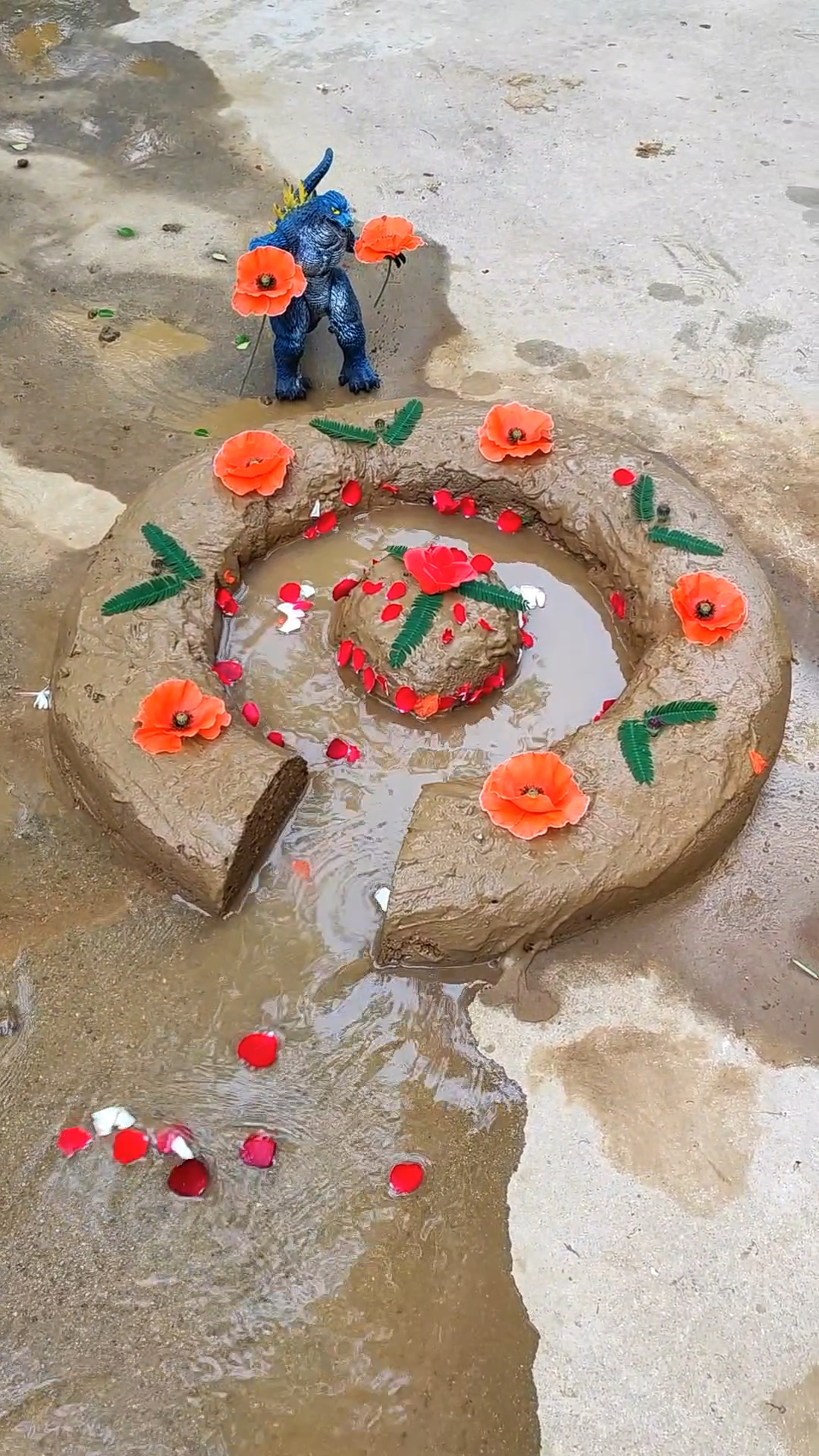 哥斯拉用泥巴流心蛋糕过生日了