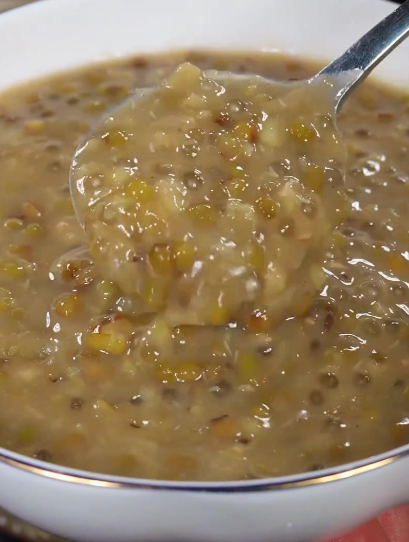 把绿豆冻成冰放锅里煮一煮。就能做出夏天里大人小孩都爱吃的美食