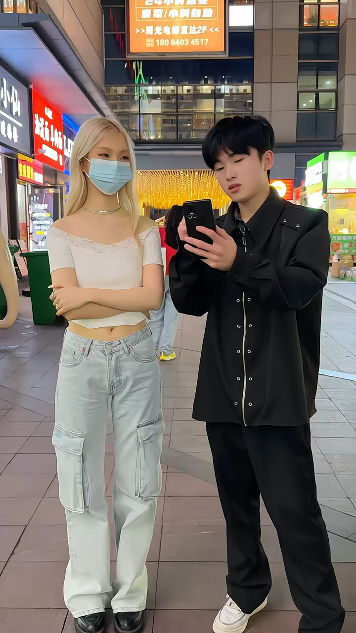 照片上的男孩子长得帅不帅