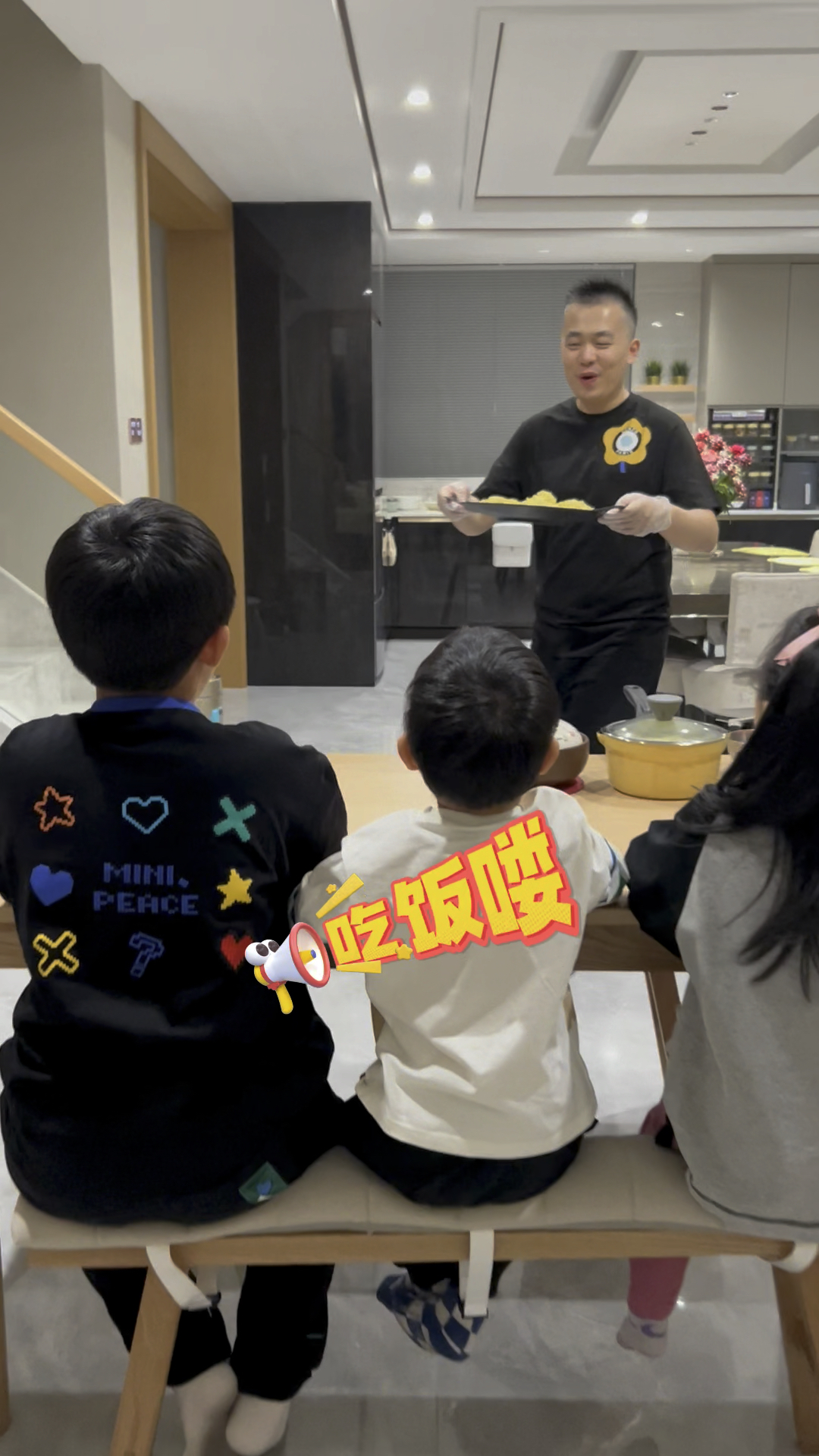 爸爸说今天给孩子们做土豆泥拌面,又是有趣的一餐