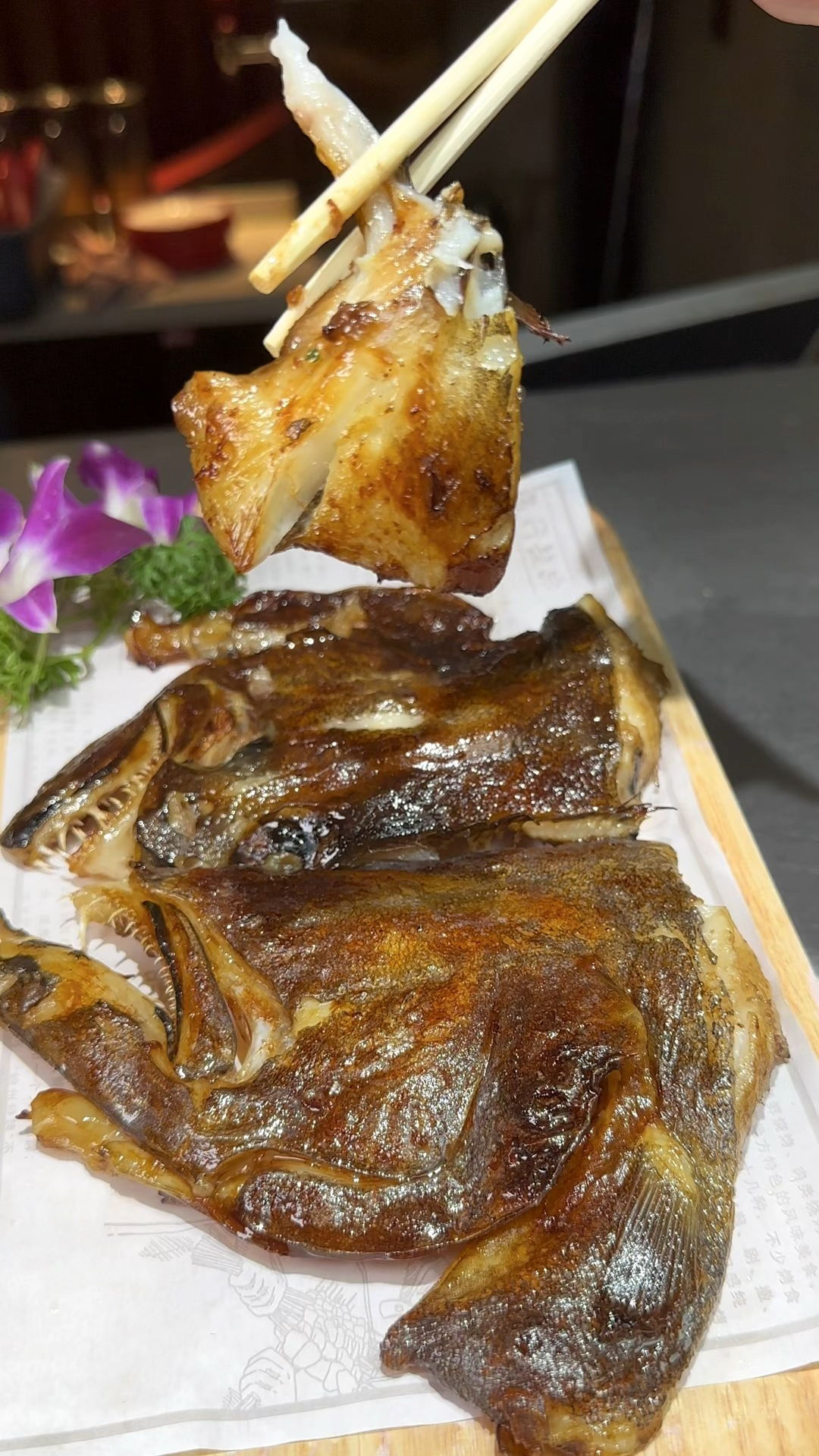 烧烤店的特色菜碳烤鲽鱼头