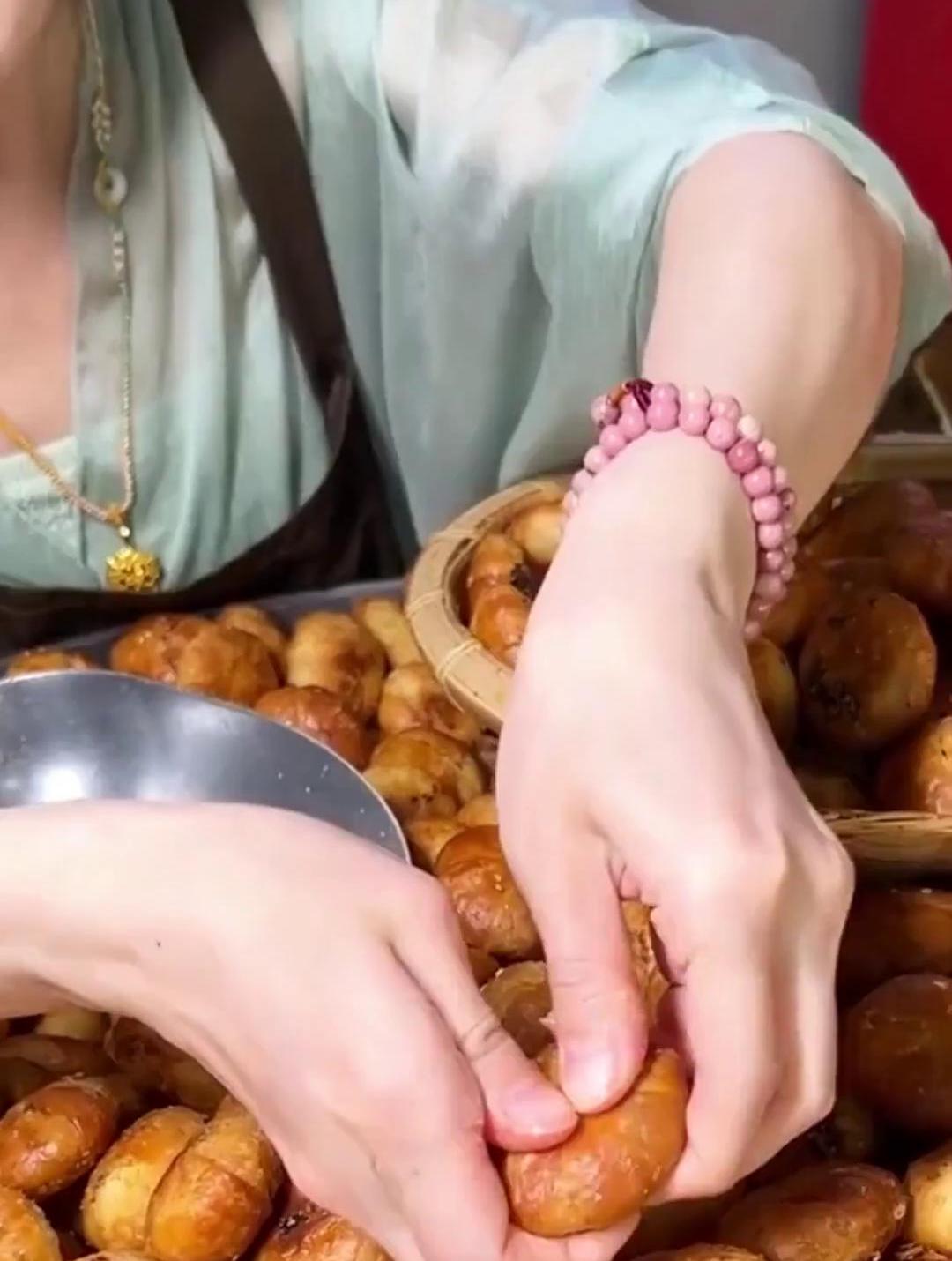 黄山烧饼,口感酥脆,美味无穷,一试便知好吃得让人惊喜