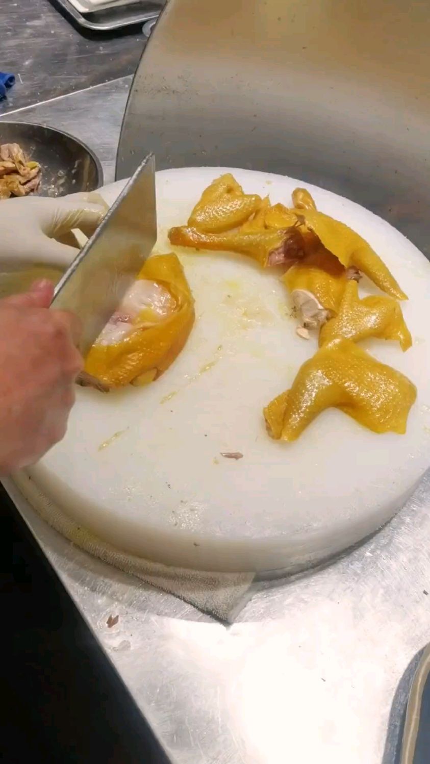 砍鸡摆盘!盐焗鸡