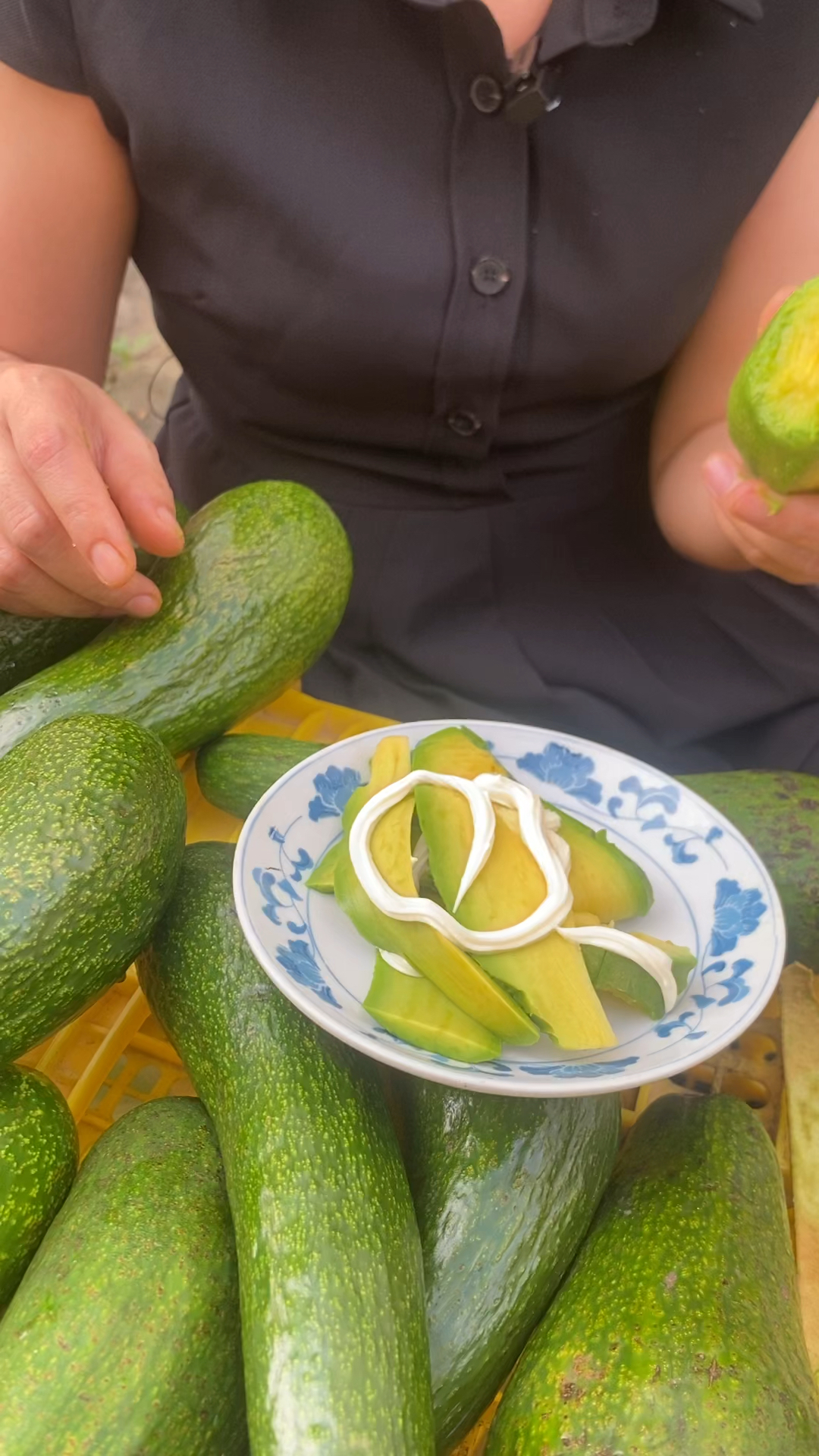 国产牛油果跟沙拉酱一起配着吃也不错。