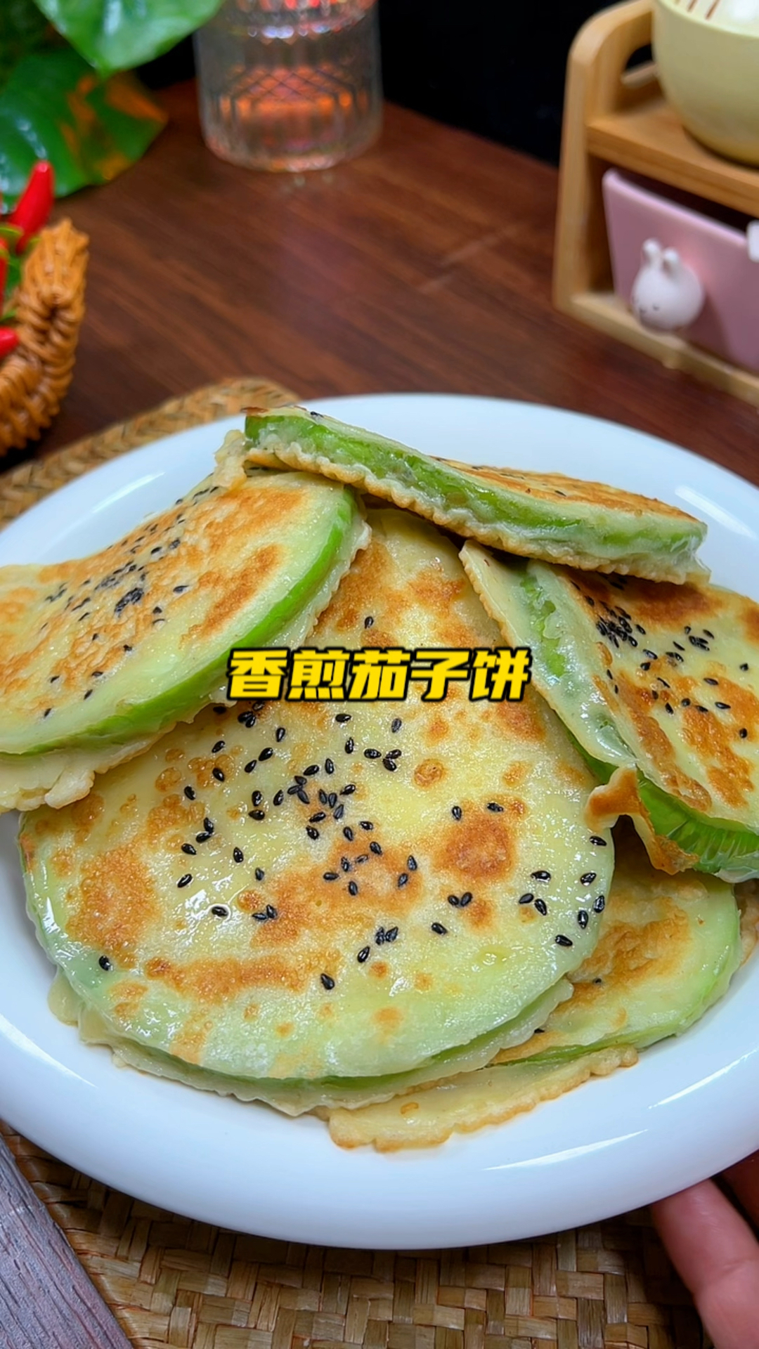 天热的时候,我家最喜欢做的香煎茄子饼,简单好吃营养