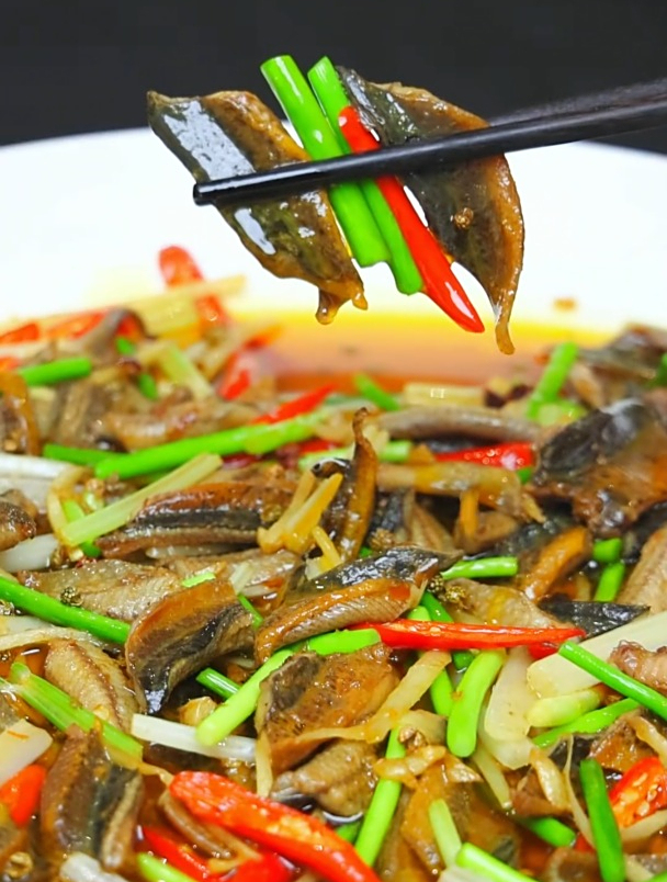 做一道江湖菜夜宵大排档的招牌菜火爆鳝鱼 麻辣鲜香,脆嫩爽口!