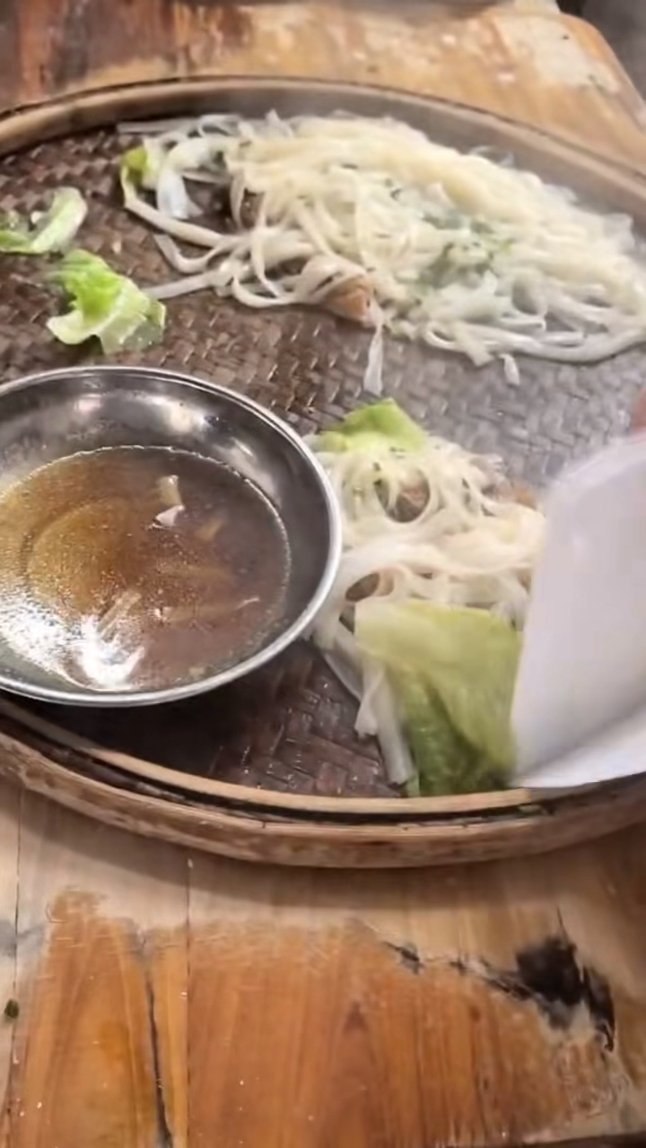 家门口的早餐店,河粉米粉,汤粉蒸粉,粉粉皆好味,猪肝猪红,补铁最宜