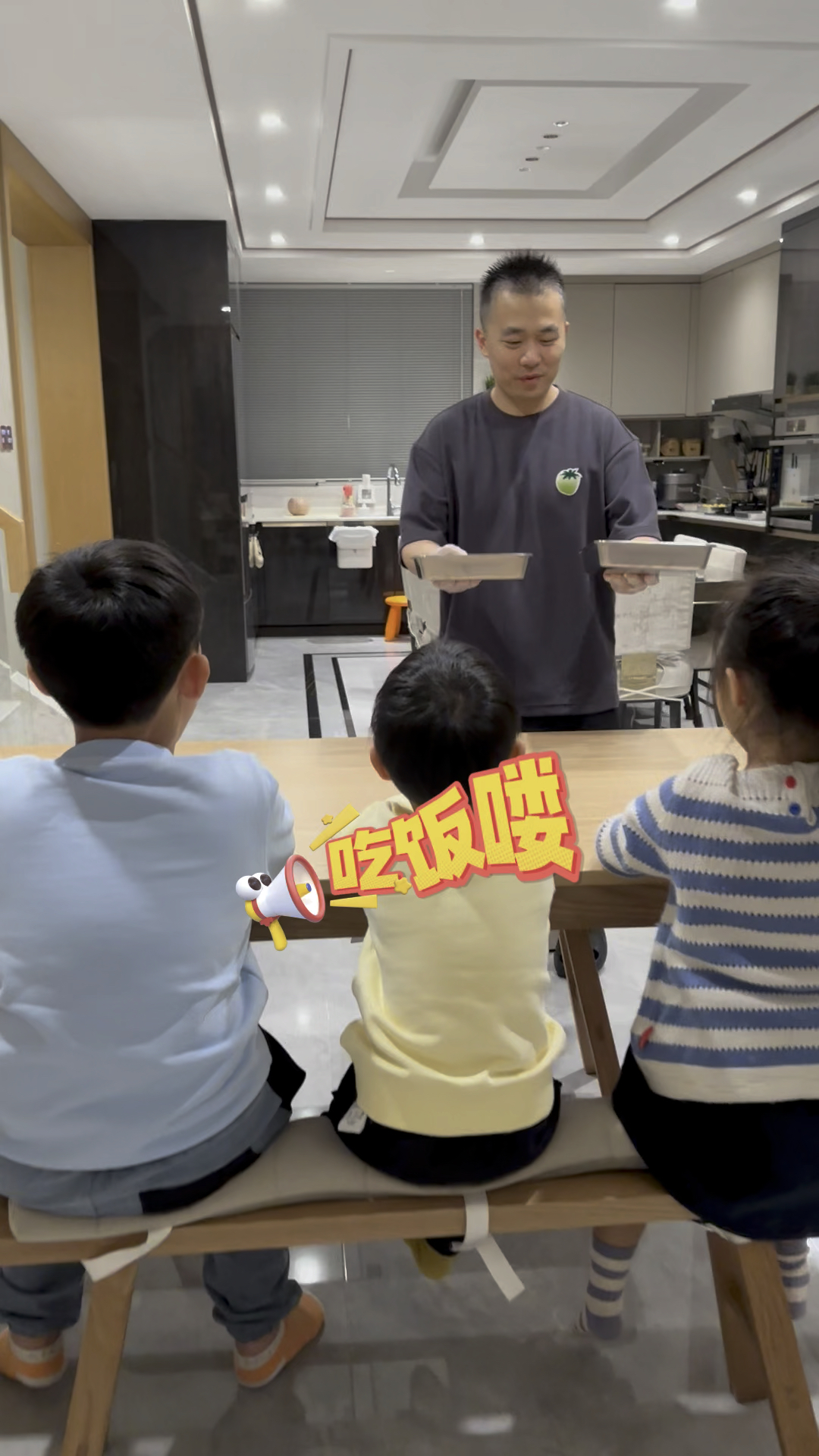 爸爸说今天给孩子们做自助餐吃,又是有趣的一餐