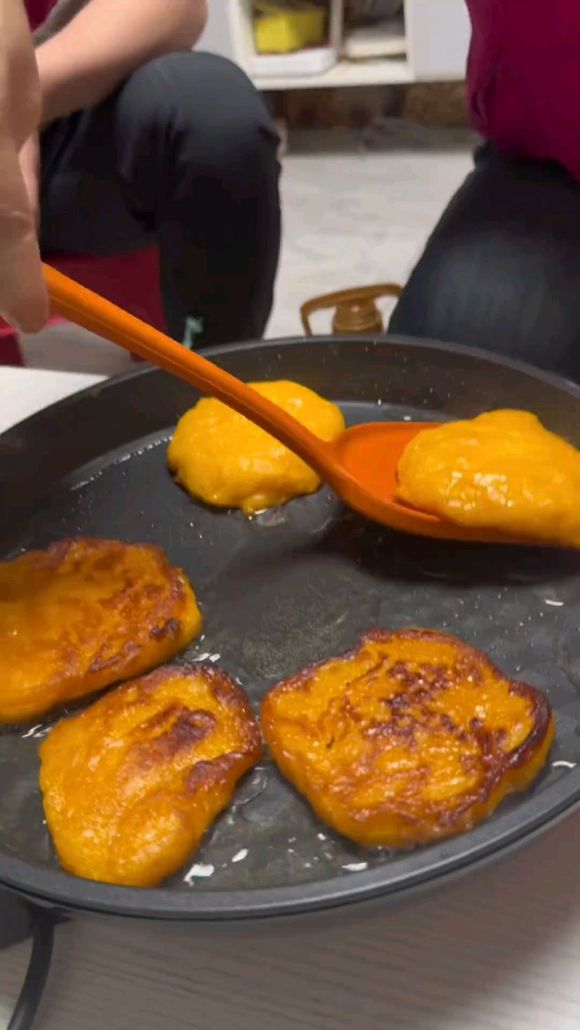 给孩子们做个南瓜饼,酥软香甜很好吃。 记录真实