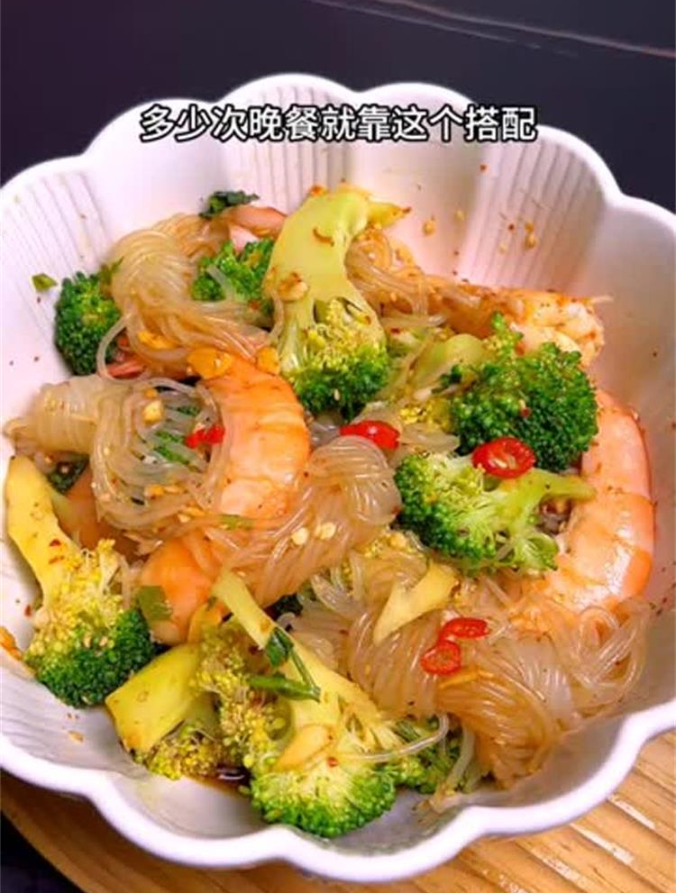 多少次晚餐就吃这个,西兰花大虾拌魔芋结,简单方便又好吃!