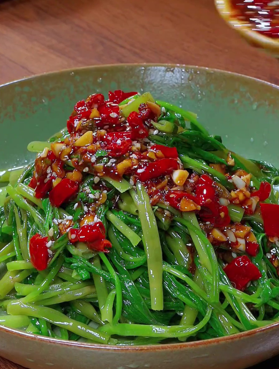 空心菜不要老是炒着吃了,试试这个凉拌空心菜,清脆爽口简单好吃