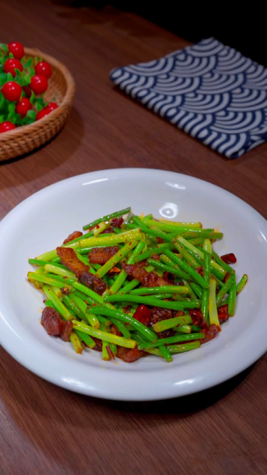 炒蒜苔,焯水和直接下锅炒是大错,教你1招,脆嫩入味营养不流失