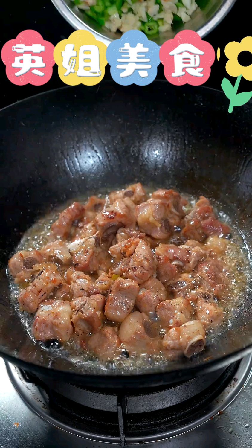 今天教大家做一个青椒焖排骨超好吃