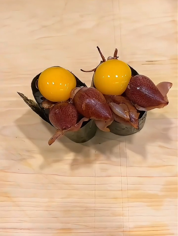 日本料理新品尝:萤火鱿鹌鹑蛋黄寿司的魅力