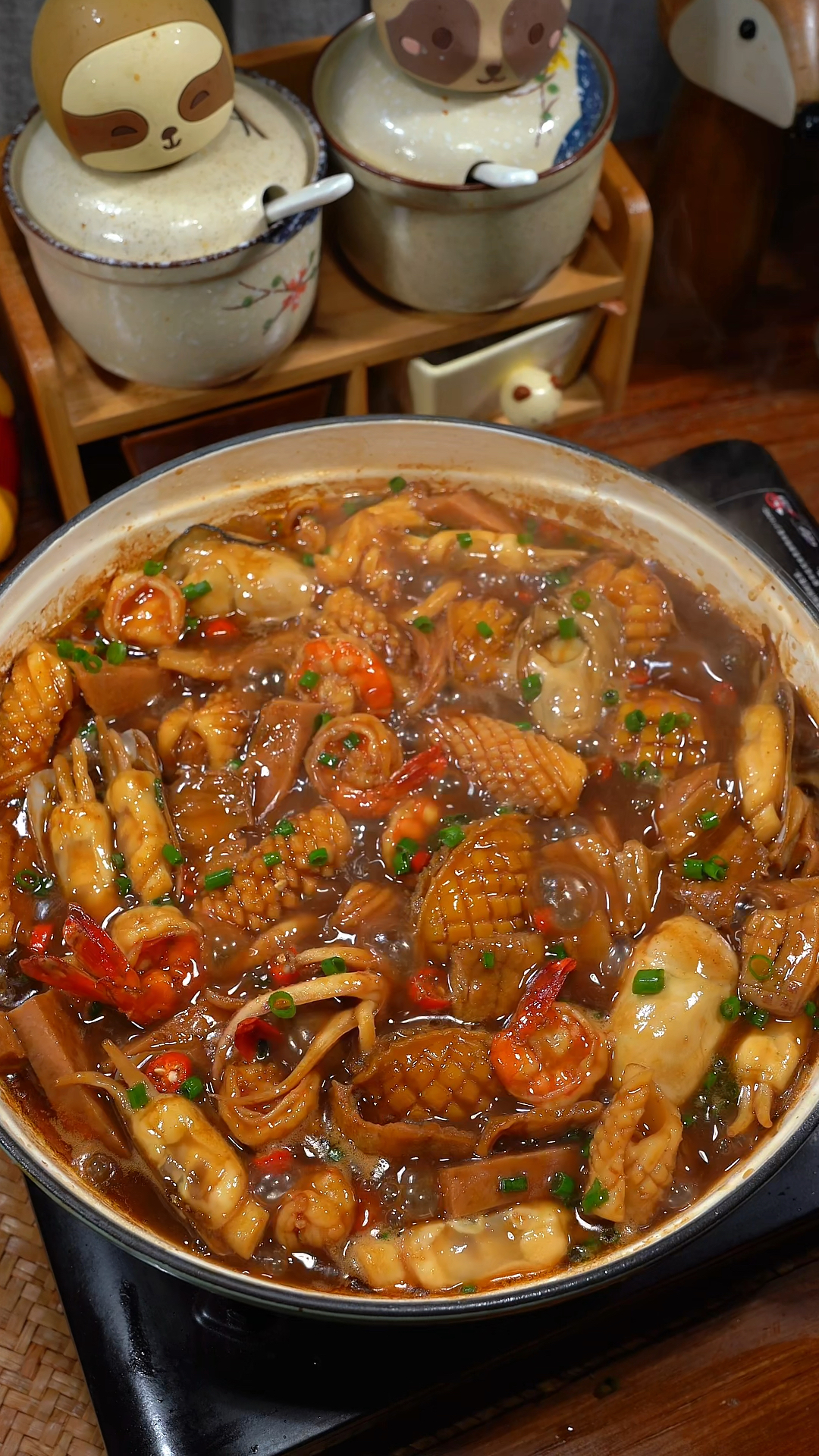 每次去广式餐厅,我都要点这道五花肉潮汕海鲜锅,鲜香美味又下饭