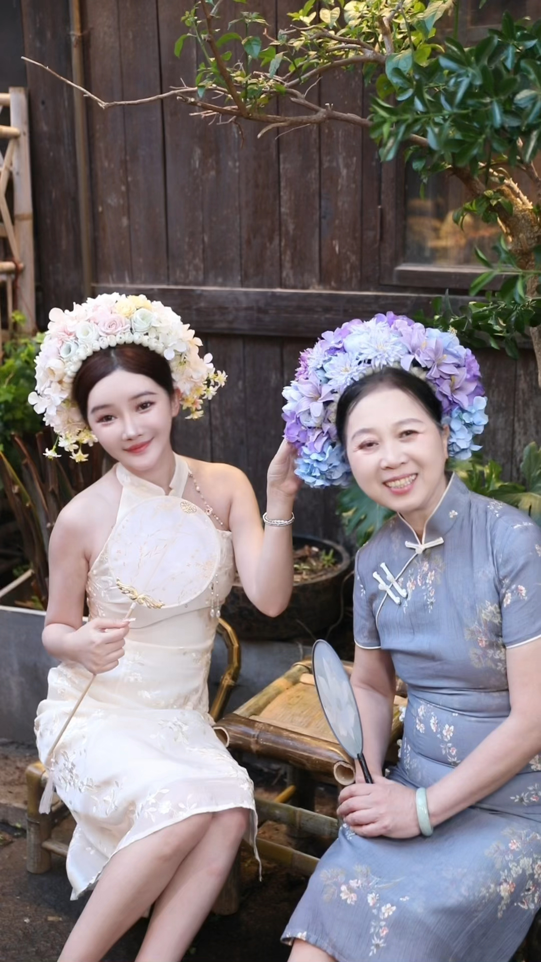 岁月流转白发生 头戴簪花少女心 与女同框笑嫣然 逍遥自在度时光