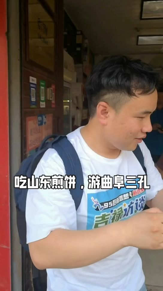 电视剧《铁道游击队》里的人喜欢吃煎饼卷大葱,山东的特色小吃。