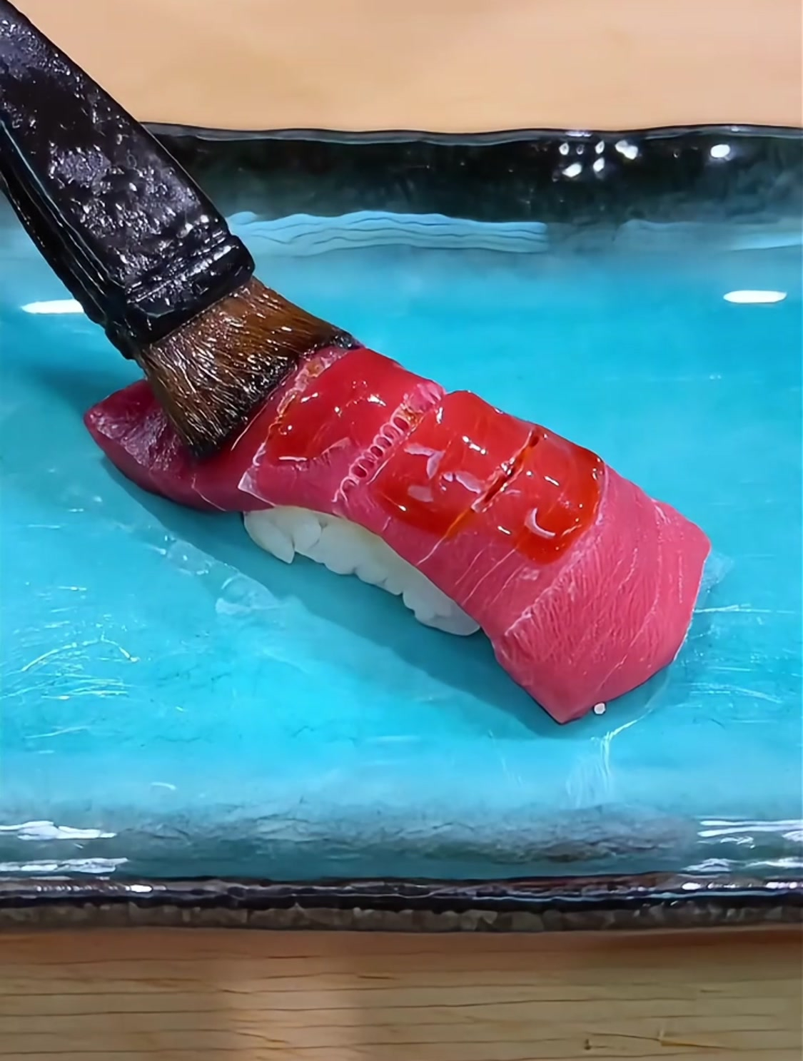 日式美食:吞拿鱼手握寿司的制作与品鉴