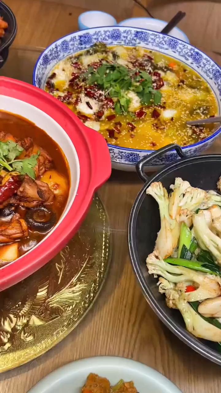 舌尖上中国老狼鲜炒大盘鸡美食,就是这么实惠