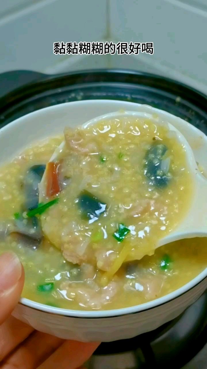早餐别总是吃面条了,来一碗皮蛋瘦肉粥,黏黏糊糊的营养好喝