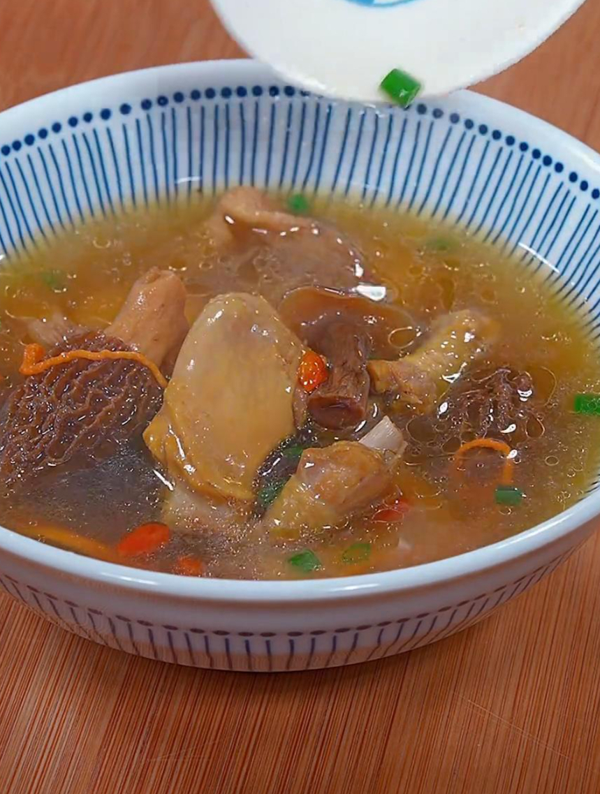 老人常说一鸽胜九鸡,天天给她炖这个鸽子汤,喝完小脸都是红扑扑