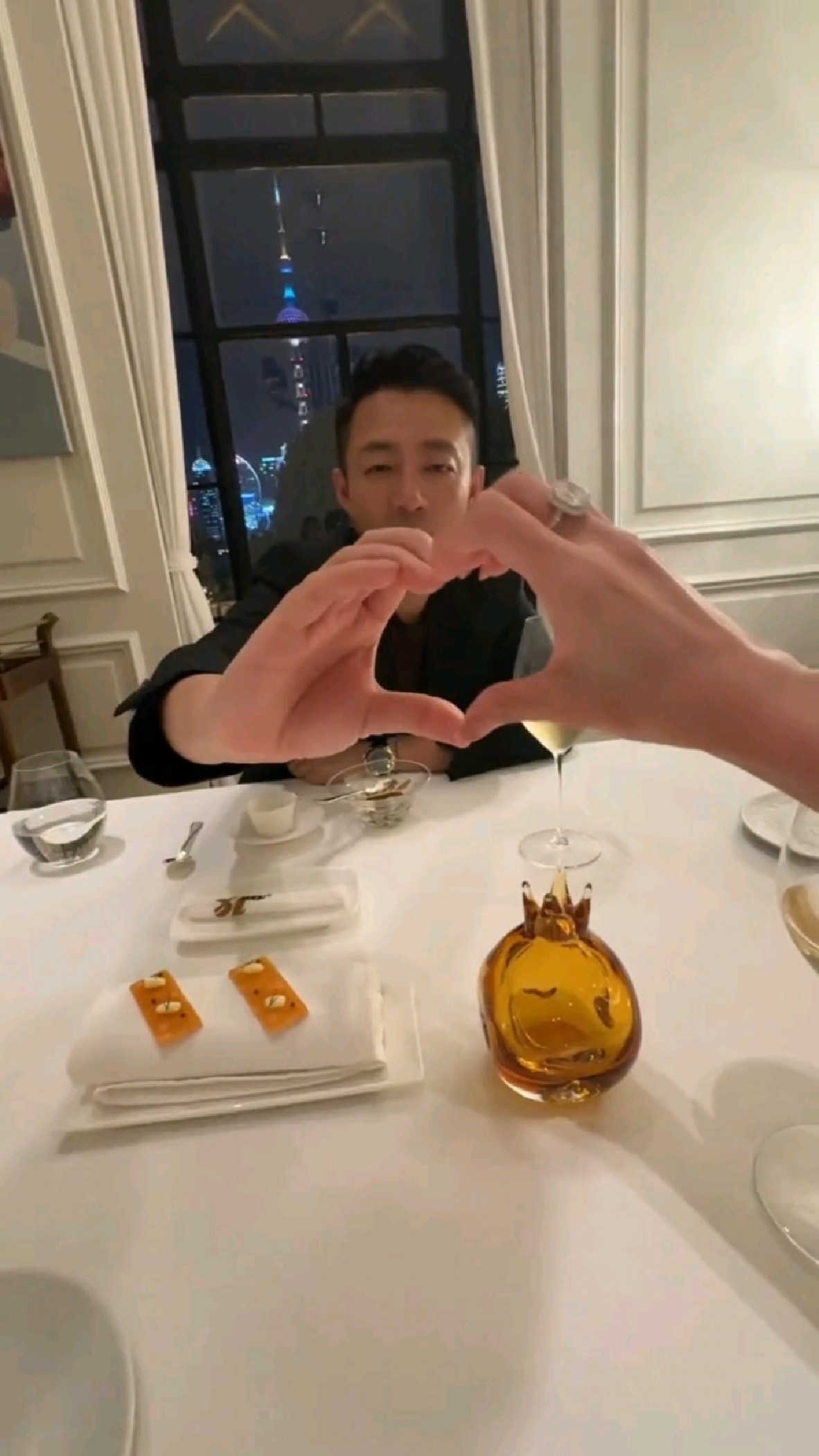 汪小菲晒与新婚妻子马筱梅的烛光晚餐,我要笑死在评论区里了。
