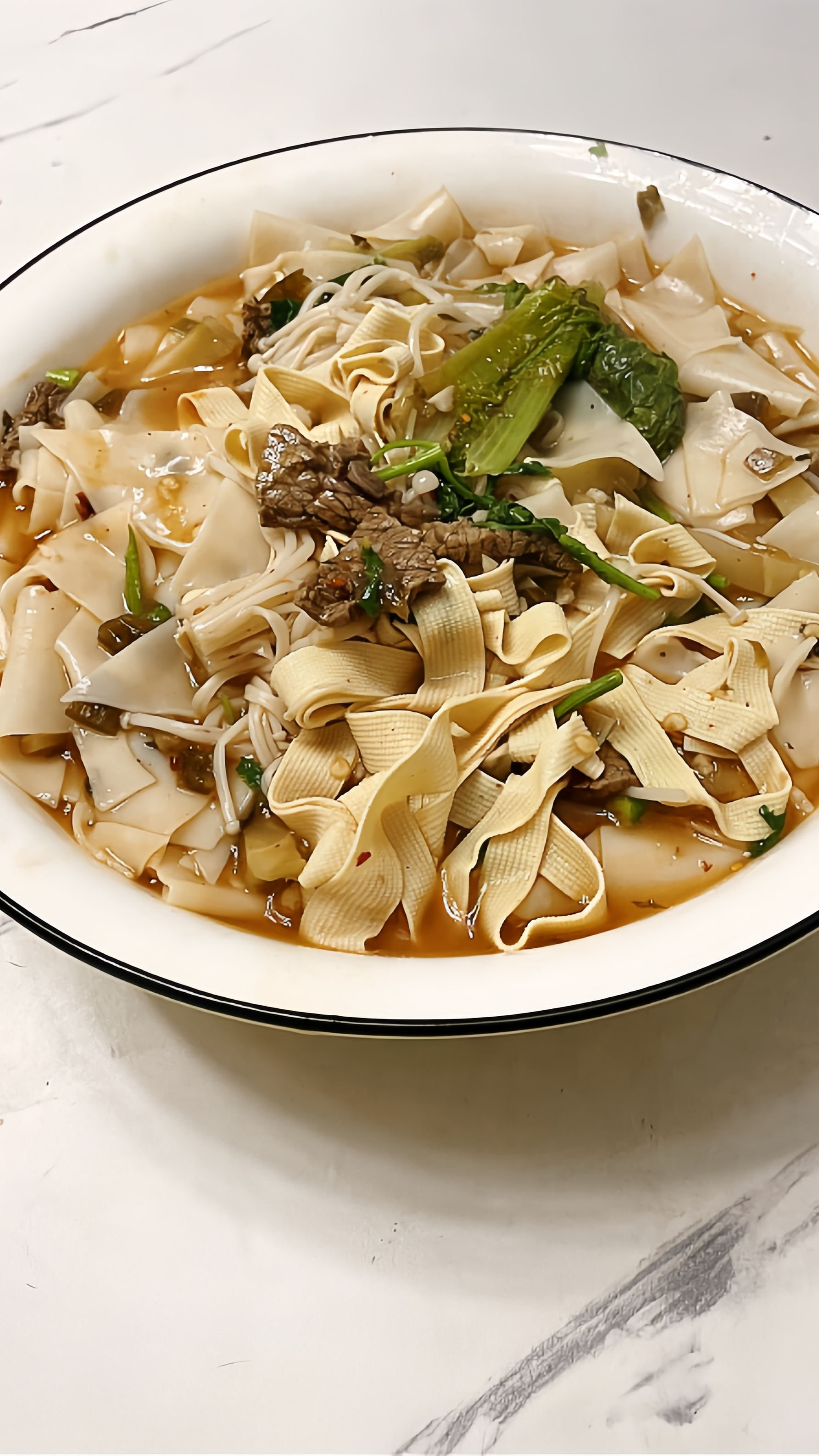 花费10.5|90后花费10钱给老婆做饭第5顿,今天吃泡椒榨菜牛肉面