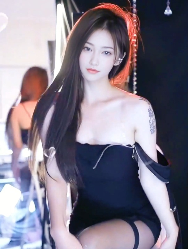 黑丝超短裙性感美女热舞