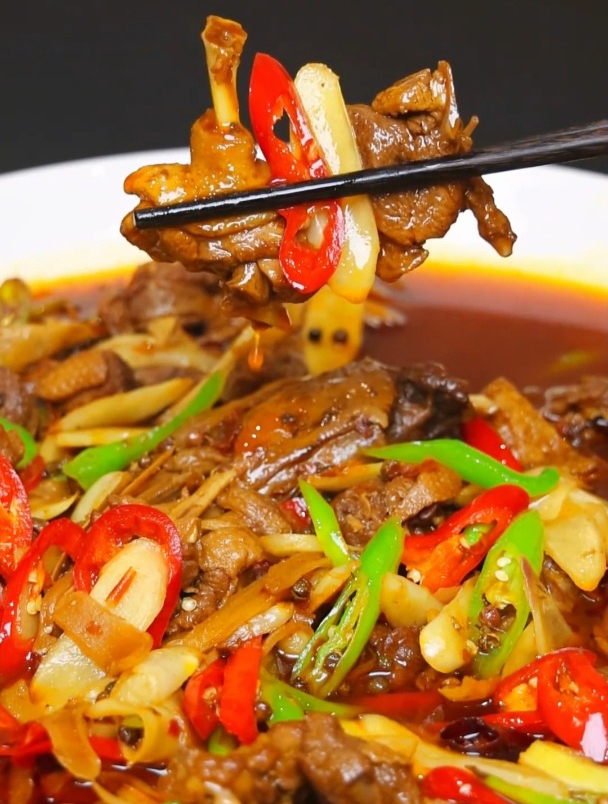 冬吃萝卜夏吃姜,今天用新鲜嫩仔姜来做一道姜爆鸭子,麻辣鲜香