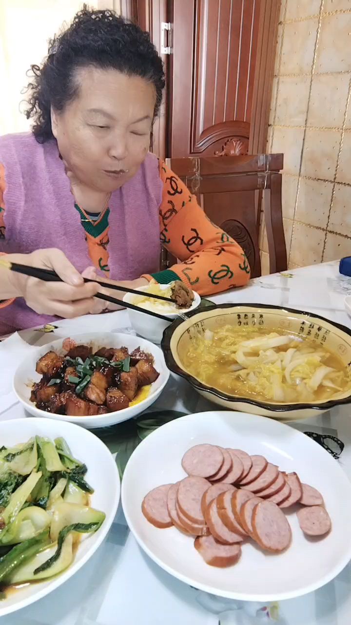 红烧肉,白菜炖粉条。